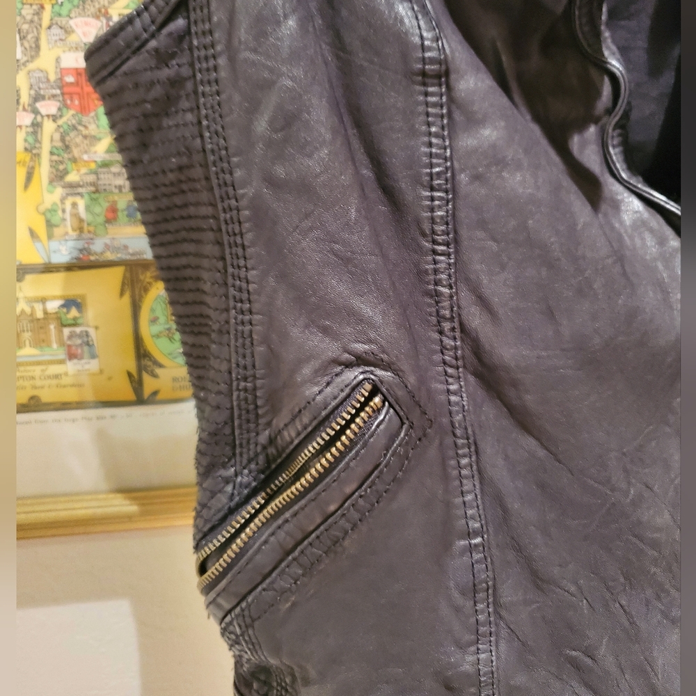 What goes around comes around Distressed Leather Vest - Picture 7 of 7